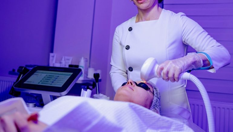 Фотолечение акне и пигментации: современный метод для чистой и ровной кожи