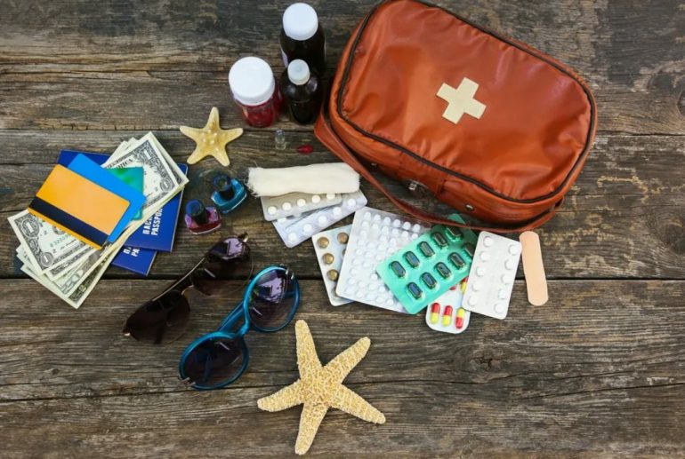 Что взять с собой в путешествие из лекарственных средств: базовый список аптечки для взрослых и детей