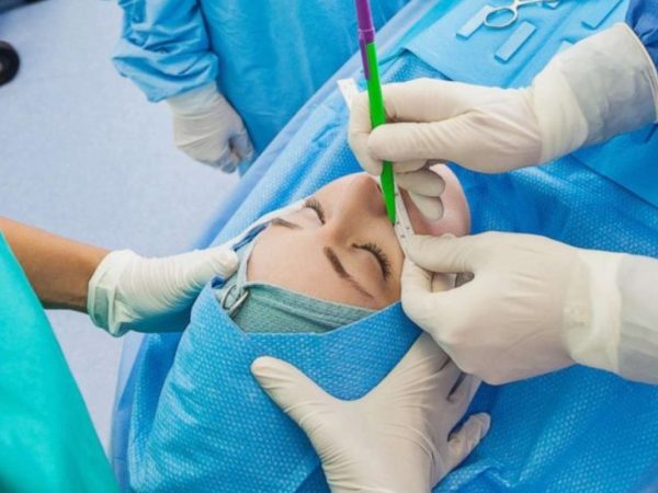 Лицо как «после отпуска»: какие малотравматичные операции дают самый естественный результат