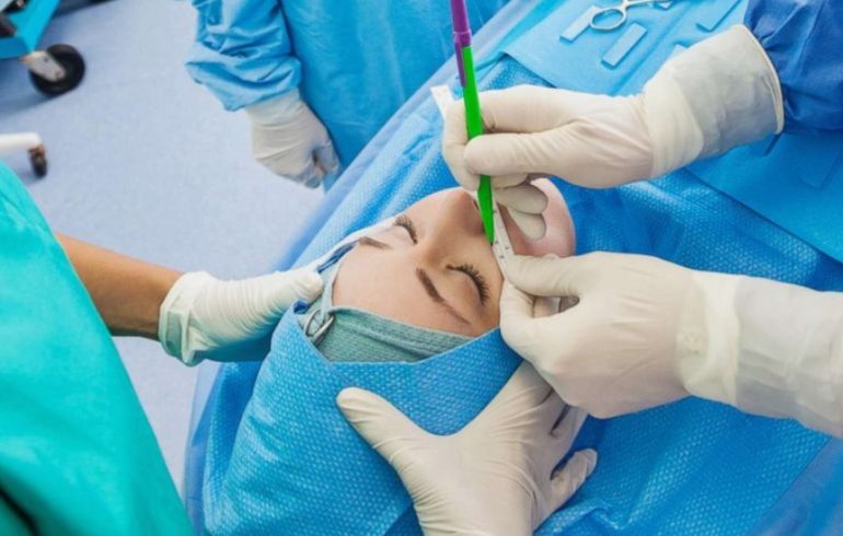 Лицо как «после отпуска»: какие малотравматичные операции дают самый естественный результат