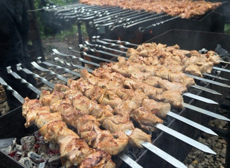 https://edet-catering.ru/articles/kak-organizovat-vyezd-na-barbekyu-na-prirodu